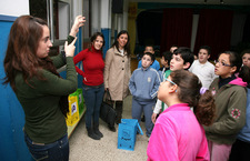 LA DELEGADA DE EDUCACIÓN VISITA LA CAMPAÑA DE ‘EDUCACIÓN PARA LA SALUD’ QUE ALAT ESTÁ DESARROLLANDO EN LOS COLEGIOS DE LA LOCALIDAD