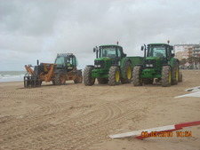 ARRANCAN LAS PRUEBAS DE SELECCIÓN PARA LOS OPERARIOS DE PLAYAS QUE TRABAJARÁN COMO TRACTORISTAS