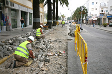 EL AYUNTAMIENTO REPARA EL ADOQUINADO DE UN TRAMO DE LA CALLE CALVARIO