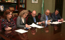 EL PALACIO MUNICIPAL ACOGE LA ENTREGA DE 5600 EUROS A ROLUCAN POR PARTE DE LA CAIXA