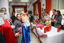LOS REYES MAGOS VISITARON LA RESIDENCIA DE ANCIANOS ANTES DE PARTIR PARA LA CABALGATA DE LA ILUSIÓN 