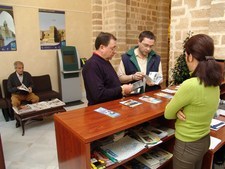 LAS OFICINAS DE TURISMO DE ROTA REGISTRARON UN 40% DE VISITAS MAS QUE EL VERANO PASADO