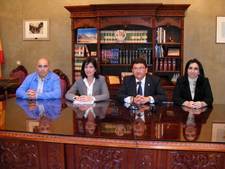 EL ALCALDE RECIBE LA VISITA DE LA PARLAMENTARIA DEL PA, PILAR GONZALEZ