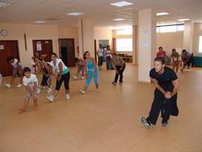 UNA VEINTENA DE JÓVENES PRACTICAN BATUKA EN EL TALLER DE JUVENTUD