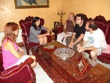 EL EQUIPO QUE RUEDA UN DOCUMENTAL SOBRE FELIPE BENÍTEZ REYES ES RECIBIDO EN EL CASTILLO DE LUNA