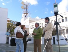 TÉCNICOS DE LA CONSEJERÍA DE INNOVACIÓN Y CIENCIA REALIZAN LAS PRIMERAS MEDICIONES SOBRE LAS ANTENAS MÓVILES  EN LA LOCALIDAD