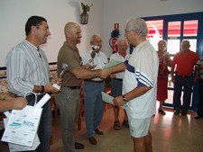 ENTREGA DE PREMIO DEL CAMPEONATO DE DOMINÓ CELEBRADO EN EL CENTRO CRISTINA BUADA