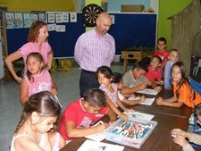 EL DELEGADO DE SERVICIOS SOCIALES VISITA EL TALLER DE APOYO ESCOLAR PARA MENORES DE LA COMUNIDAD GITANA
