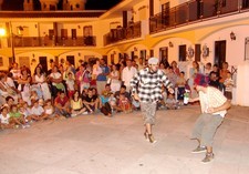 PEQUEÑOS Y MAYORES DISFRUTARON DE LAS ACTUACIONES CIRCENSES QUE SE CELEBRA EN LA PLAZA DE LAS CANTERAS