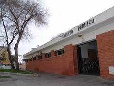 SERVICIOS MUNICIPALES REPARA LA REJA METALICA DE LA ZONA CENTRAL DEL MERCADO NORTE