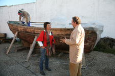 EL AYUNTAMIENTO RESTAURA UNA ANTIGUA BARCA DE PESCA PARA DECORAR UNA ROTONDA UBICADA EN LOS NUEVOS SUELOS