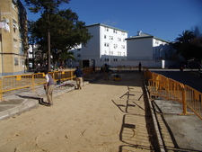 SEVICIOS MUNICIPALES ACTÚA EN LA BARRIADA DE LAS 512 VIVIENDAS PARA AUMENTAR EL NÚMERO DE PLAZAS DE APARCAMIENTOS 