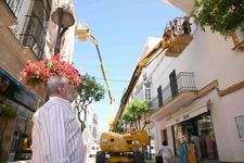 LA DELEGACIÓN DE COMERCIO YA HA INICIADO LA INSTALACIÓN DE TOLDOS EN LAS PRINCIPALES CALLES COMERCIALES DEL CENTRO 