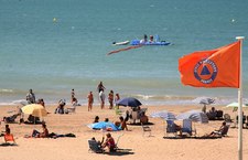 LA DELEGACIÓN MUNICIPAL DE PLAYAS COLOCA DOS NUEVAS PLATAFORMAS FLOTANTES EN LA PLAYA DE LA COSTILLA    