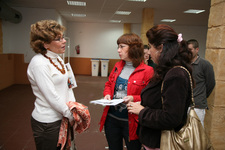 LA DELEGADA DE PARTICIPACIÓN CIUDADANA REVISA LOS PREPARATIVOS PARA EL DESFILE BENÉFICO DE LA ASOCIACIÓN “SIEMPRE CONTIGO” 