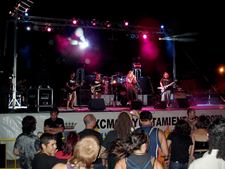 MULTITUD DE JÓVENES DISFRUTARON DE LOS DIRECTOS DE LA KINKY BEAT, MALATESTA Y GRUPOS LOCALES EN EL FESTIVAL MUGRE ROCK