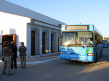 AREMSA OFRECE UN SERVICIO ESPECIAL DE AUTOBUSES PARA FACILITAR LAS TRADICIONALES VISITAS DE LOS VECINOS AL CEMENTERIO CON MOTIVO DEL DÍA DE LOS DIFUNTOS  
