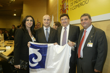 EL ALCALDE DE ROTA RECOGE DE MANOS DEL MINISTRO DE INDUSTRIA LA “Q” DE CALIDAD PARA LA PLAYA DE LA COSTILLA 