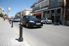 EL AYUNTAMIENTO COLOCA PIVOTES EN MARÍA AUXILIADORA PARA EVITAR EL ESTACIONAMIENTO INDEBIDO DE VEHÍCULOS