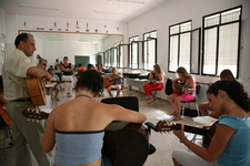 LA DELEGADA DE JUVENTUD VISITA EL TALLER DE GUITARRA QUE SE IMPARTE EN LA CASA DE LA CULTURA