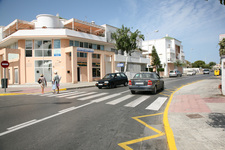 EL AYUNTAMIENTO MEJORA LA SEGURIDAD EN LA CURVA QUE FORMA LA AVENIDA PRÍNCIPES DE ESPAÑA A LA ALTURA DE MARTÍNEZ MONTAÑEZ 