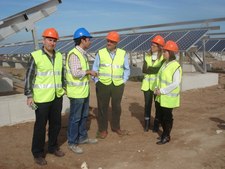 EL DELEGADO DE MEDIO AMBIENTE VISITA LAS OBRAS DE CONSTRUCCIÓN DEL PRIMER HUERTO SOLAR DE LA LOCALIDAD