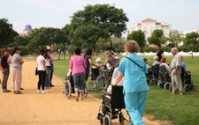 UNIOS TREINTA ENFERMOS DE ALZHEIMER DE LA CIUDAD DISFRUTARON DE UNA MAÑANA DE ACTIVIDADES EN COSTA BALLENA INVITADOS POR EL AYUNTAMIENTO 
