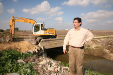 ANTONIO PEÑA VISITA LAS OBRAS QUE SE REALIZAN EN EL PUENTE DEL RIO SALADO