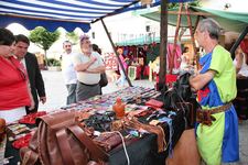 LA MÚSICA, LOS PUESTOS Y LA DECORACIÓN DEL MERCADO CONVIRTIERON BERTOLOMÉ PÉREZ EN UNA AUTÉNTICA PLAZA MEDIEVAL