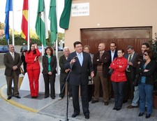 EL ALCALDE DE ROTA DESCUBRIÓ LA PLACA QUE ROTULA LA CALLE PICO BARRO UNA VEZ CONCLUIDAS LAS OBRAS DE MEJORA 