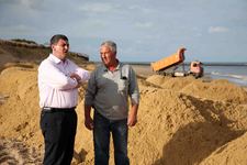 LOS TRABAJOS DE APORTACIÓN DE ARENA HAN COMENZADO ESTA SEMANA POR LA PLAYA DE PUNTA CANDOR
