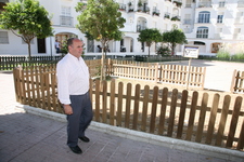 SERVICIOS MUNICIPALES VALLA LOS JARDINES DE LA PLAZA IGNACIO A. LIAÑO PARA EVITAR LOS EXCREMENTOS DE PERROS