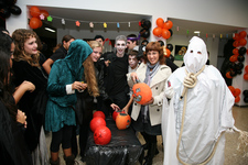 MEDIO CENTENAR DE JÓVENES CELEBRARON LA NOCHE DE HALLOWEEN EN LA CASA DE LA JUVENTUD Y LA CULTURA 