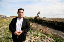 LA DELEGACIÓN MUNICIPAL DE AGRICULTURA ESTÁ LLEVANDO A CABO LOS TRABAJOS DE LIMPIEZA DEL ARROYO HONDO 