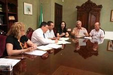 EL ALCALDE DE ROTA FIRMA UN CONVENIO CON EL SECTOR DEL TAXI PARA ADQUIRIR TAXÍMETROS Y CONTINUAR CON EL PLAN DE RECONVERSIÓN 