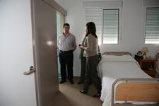 EL NUEVO DELEGADO DE SERVICIOS SOCIALES, ANTONIO PEÑA, SE INTERESA POR LAS OBRAS DE REMODELACIÓN DE LA RESIDENCIA DE ANCIANOS     