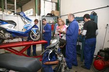 JÓVENES DESEMPLEADOS SE FORMAN COMO MECÁNICOS DE MOTOS EN LAS INSTALACIONES DEL TALLER MUNICIPAL DE PARQUE MÓVIL 