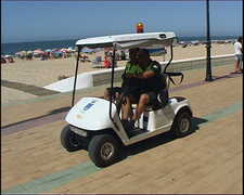 PLAYAS ADQUIERE PANTALLAS LED DE INFORMACIÓN Y UN VEHÍCULO ELÉCTRICO PARA LAS PATRULLAS POR EL PASEO MARÍTIMO     