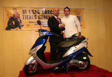 LA DELEGACION DE TRAFICO REALIZO EL SORTEO DE REGALOS DE LA CAMPAÑA SOBRE EL USO DEL CASCO