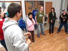 LA DELEGADA DE JUVENTUD VISITA LOS TALLERES DE TEATRO DE LA ASOCIACION DE MINUSVALIDOS