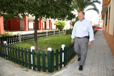 LA DELEGACIÓN DE PARQUES Y JARDINES COLOCA UNA VALLA DE MADERA PARA ACOTAR EL JARDÍN DE LA CALLE  ESTEBAN HERNÁNDEZ