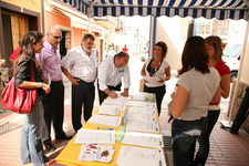 NUMEROSOS VECINOS VISITARON LOS STANDS QUE LA FUNDACIÓN DE MEDIO AMBIENTE Y AREMSA COLOCARON CON MOTIVO DE LA CELEBRACIÓN DEL DÍA “LA CIUDAD SIN MI COCHE”  