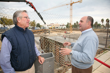  EN MARCHA LA CONSTRUCCIÓN DE UN CENTRO COMERCIAL Y APARCAMIENTOS SUBTERRÁNEOS EN LA ENTRADA DE COSTA BALLENA     