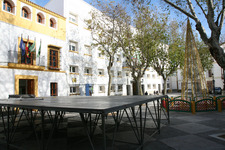 TODO PREPARADO PARA LA TRADICIONAL FIESTA DE NOCHEVIEJA QUE LA DELEGACIÓN DE FIESTAS ORGANIZA EN LA PLAZA DE ESPAÑA