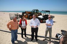 PLAYAS CUENTA CON UNA NUEVA MÁQUINA TELESCÓPICA Y UN TODO TERRENO PARA DAR UNA MEJOR RESPUESTA A LAS NECESIDADES DE NUESTRO LITORAL 