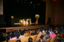 ALUMNOS DE INFANTIL DE 4 Y 5 AÑOS APRENDEN A SER BUENOS PEATONES EN EL AUDITORIO