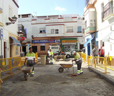 EL DELEGADO DE SERVICIOS MUNICIPALES VISITA LAS OBRAS DE REPARACIÓN Y MEJORA DEL ADOQUINADO DE LA CALLE AVIADOR DURÁN   