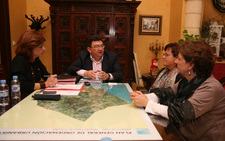 EL ALCALDE MANTIENE UN ENCUENTRO CON REPRESENTANTES DE LA ASOCIACIOON AROFI