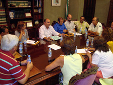 JESÚS CORRALES SE REUNE CON UN GRUPO DE VECINOS DE COSTA BALLENA