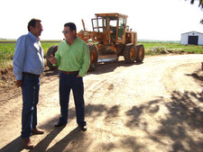 LA DELEGACIÓN MUNICIPAL DE AGRICULTURA ARREGLA EL CAMINO DE BAENA 